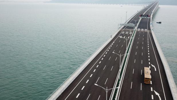 港珠澳大橋明天至本月22日，將會實施臨時交通安排。（新華社資料圖片）