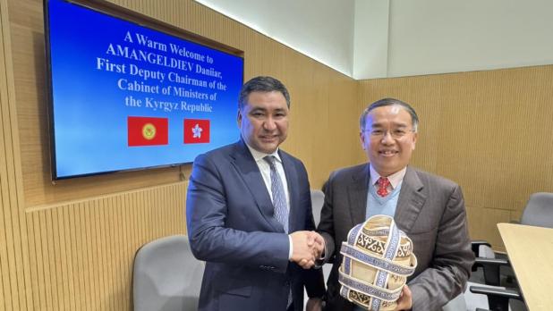 許正宇（右）與吉爾吉斯共和國內閣第一副總理Amangeldiev Daniiar（左）會面。（財庫局社交平台圖片）