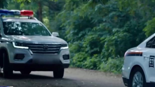 辦案人員大量取證後出擊，依法拘捕兩人。（央視新聞圖片）