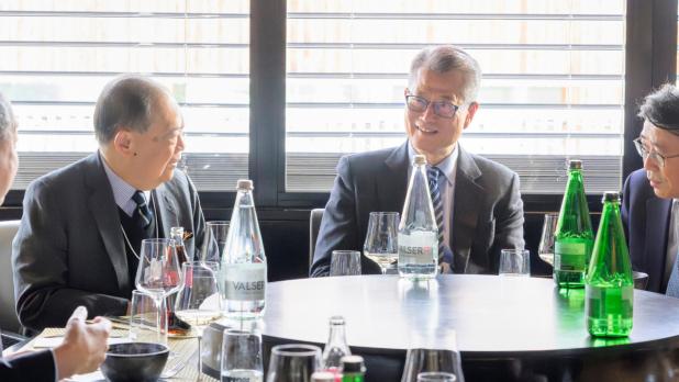 陳茂波（右二）與多位來自世界各地出席年會的金融工商界領袖進行午餐會。（政府新聞處）