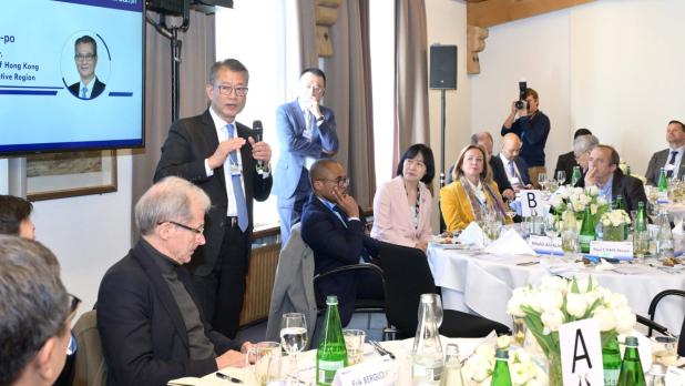 陳茂波參與世界經濟論壇年會活動介紹香港最新經濟情況和發展策略