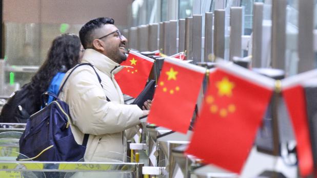 春節假期預計日均185萬人次出入境。（新華社資料圖片）