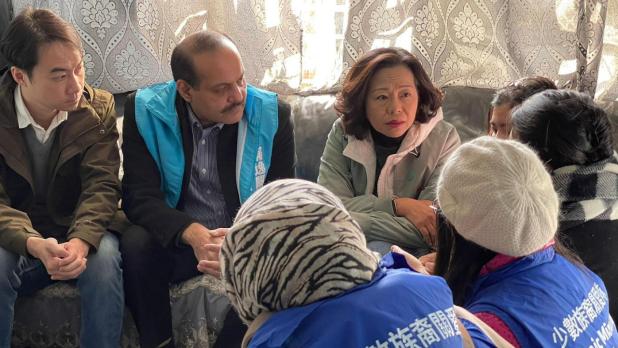 麥美娟為車禍少數族裔家屬莎莎送上初生嬰兒物資和生活必需品。(麥美娟社交平台)