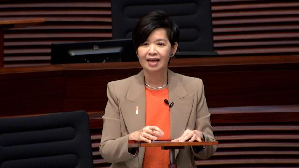 何永賢表示，期望今年底通過有關規管簡樸房的法例。