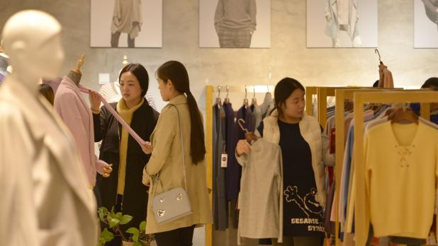 內地公布《提振消費專項行動方案》，以大力提振消費，全方位擴大國內需求等。（新華社資料圖片）