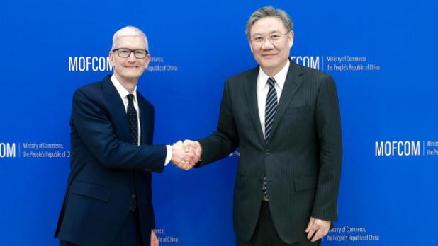 商務部部長王文濤會見美國蘋果公司行政總裁庫克。（商務部網站圖片）