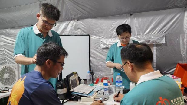4名醫生及護士隨特區救援隊抵達曼德勒後，每日為救援隊成員做健康檢查。（保安局社交網站圖片）