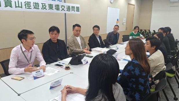 民建聯約見政府跟進西貢麥理浩徑在假日出現擠擁人潮及東壩交通問題。（民建聯提供）