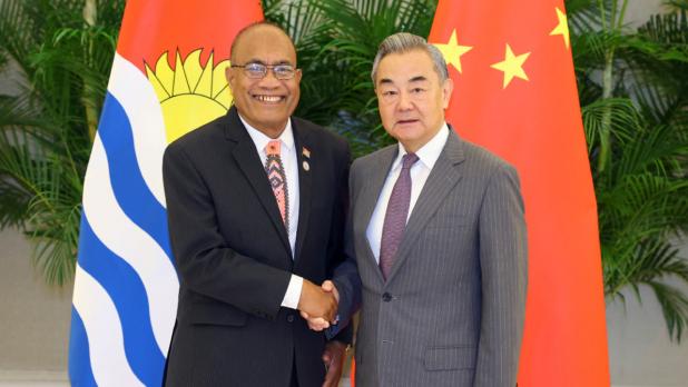 王毅與馬茂共同主持第三次中國與太平洋島國外長會。（新華社）