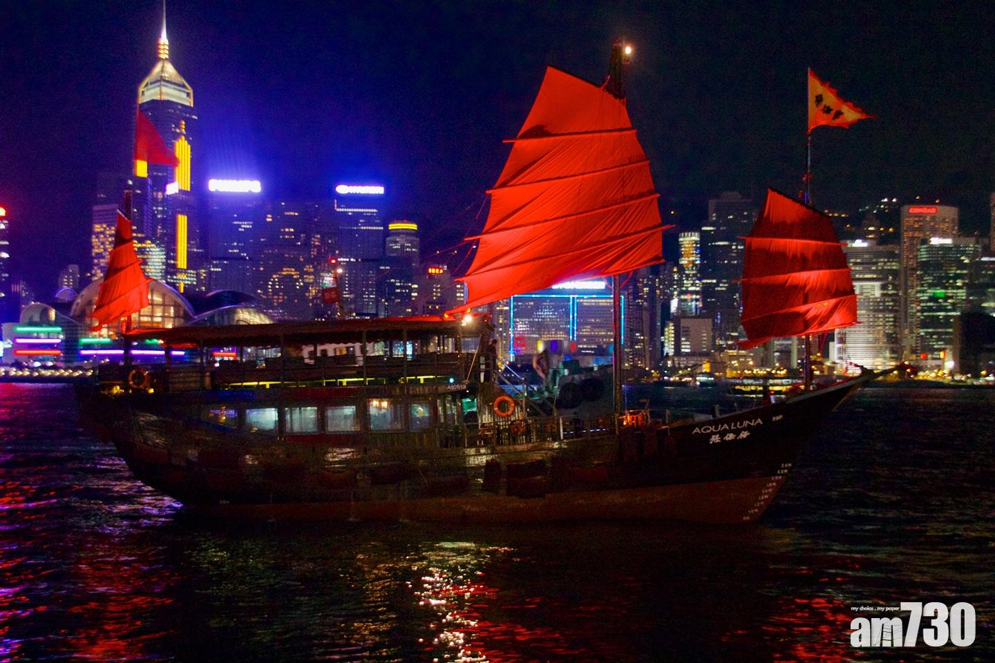 坐張保仔號欣賞維港夜景，是香港特色行程之一。(互聯網)