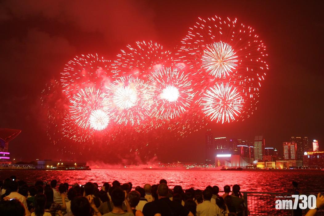 今年國慶煙花匯演取消。(資料圖片)