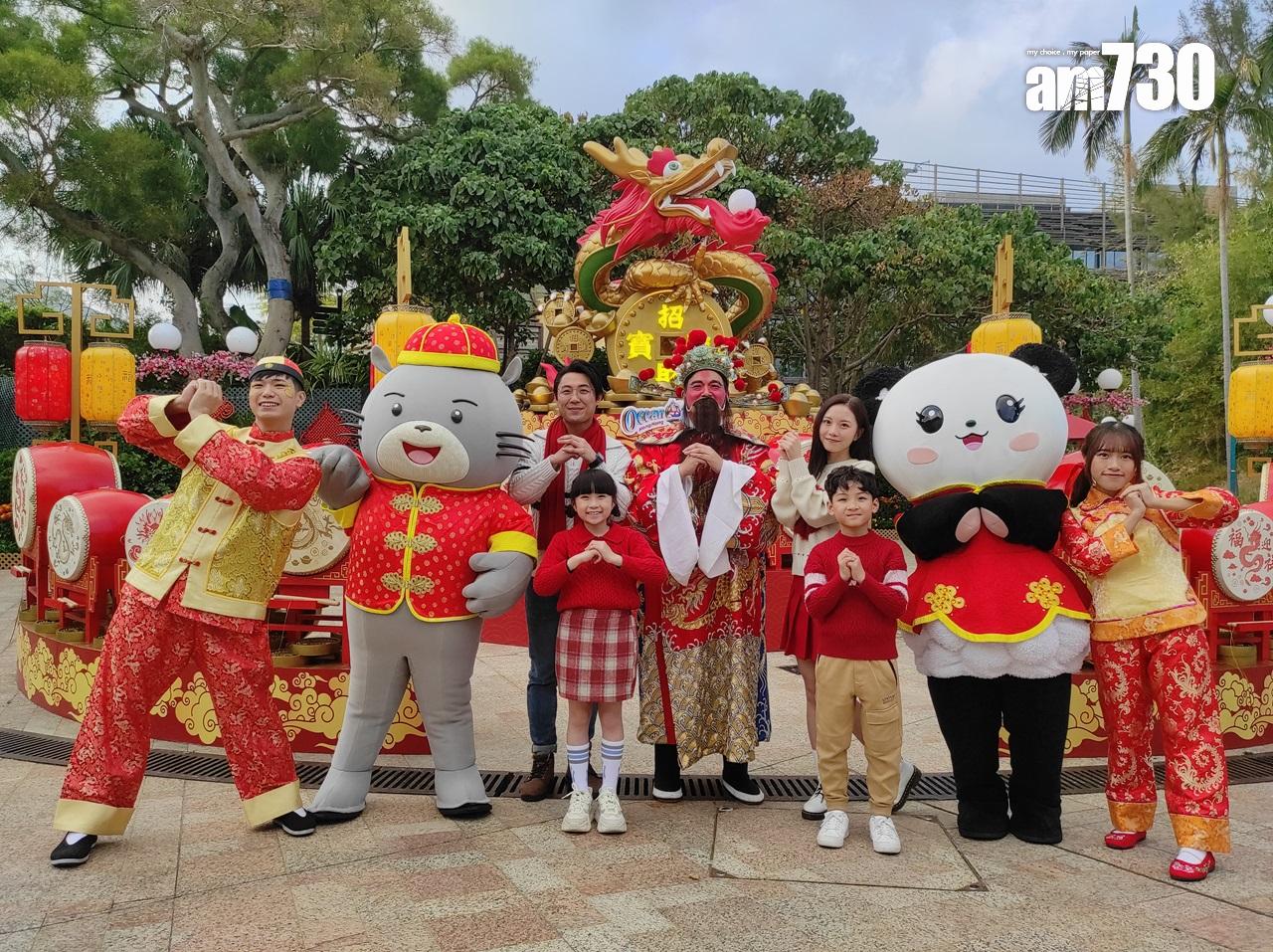 海洋公園推團園賀年2024活動 大型開運大鼓供遊人盡情擊鼓 (李朗僑攝)