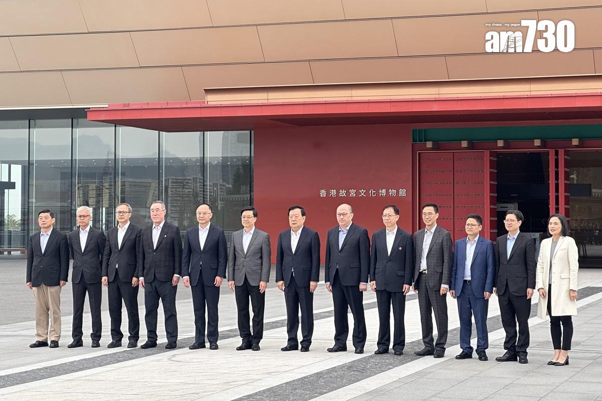 夏寶龍(中)與李家超(左六)等在香港故宮文化博物館外合照。(中通社)