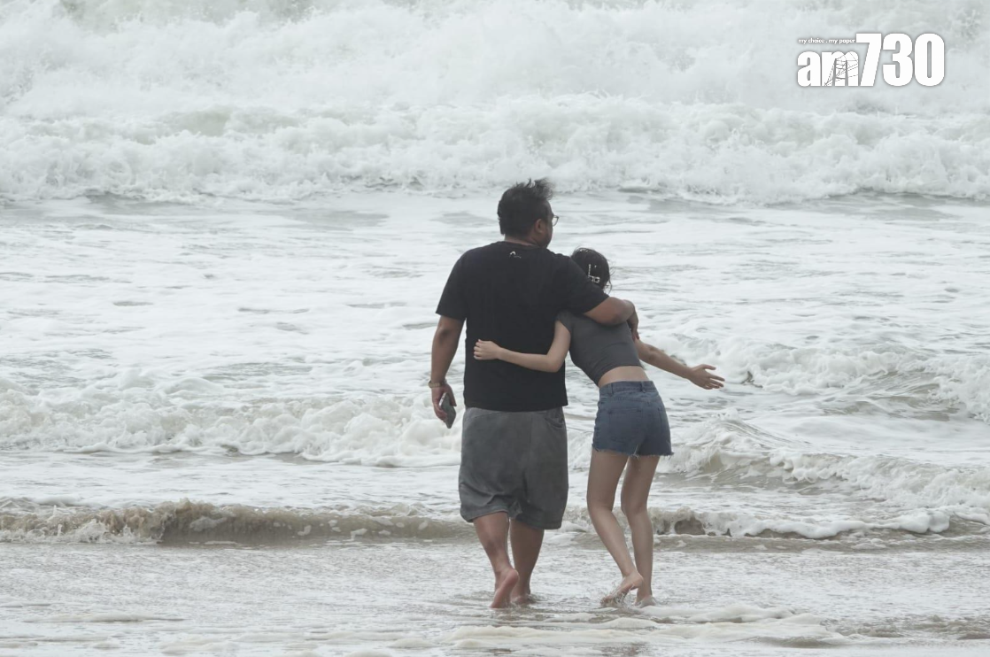 八號風球下，有巿民無懼風浪到海灘玩樂。(資料圖片/陳奕釗攝)