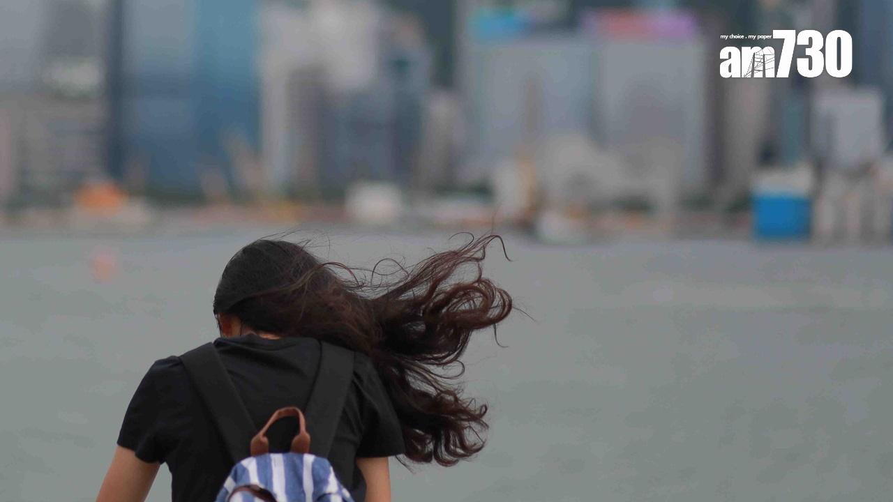 雷暴警告生效，今日有幾陣驟雨及雷暴，最高約32度。(資料圖片)
