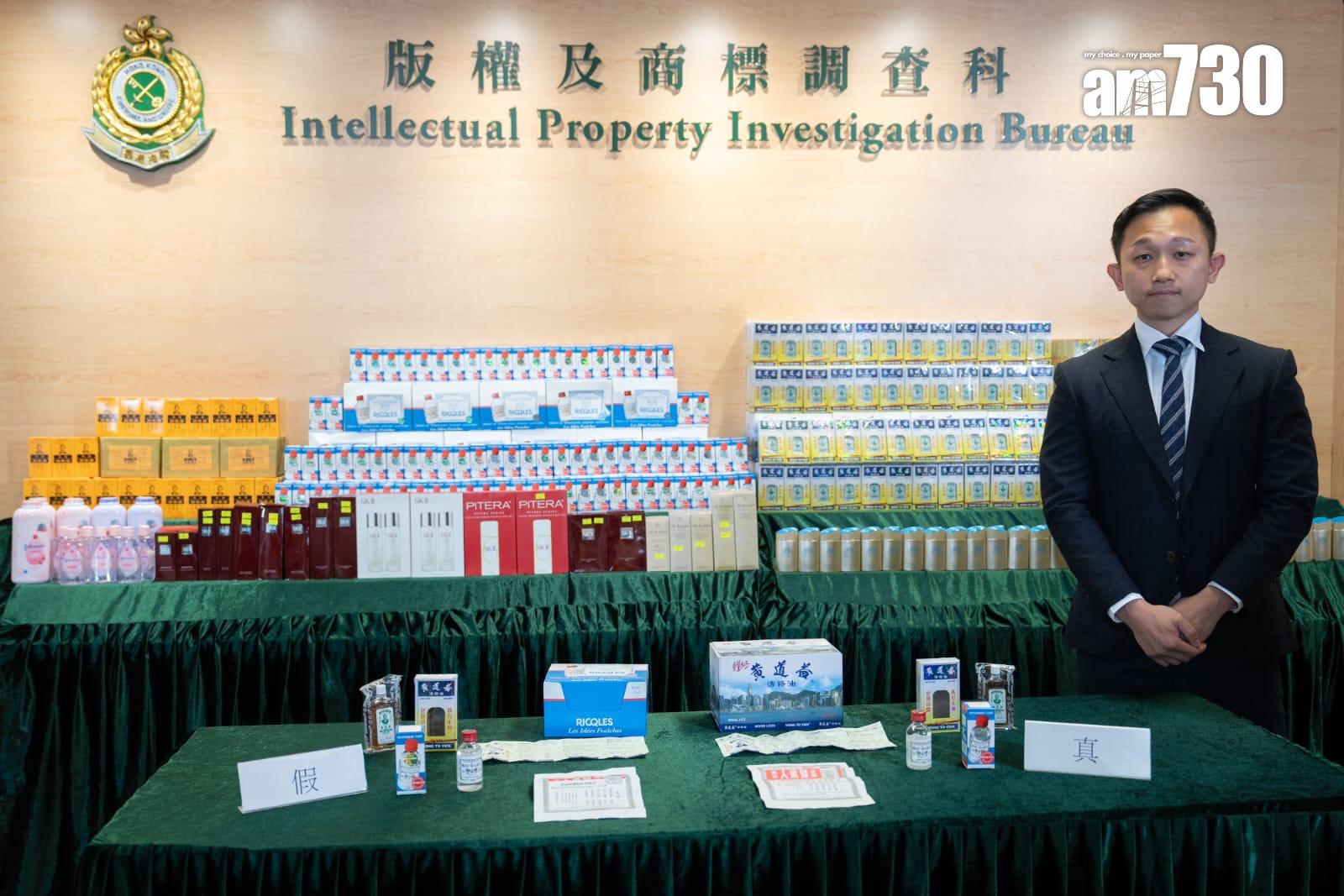 海關版權及商標調查科調查主任陳溢龍講述案情時表示，行動中拘捕三男兩女(林靄怡攝)