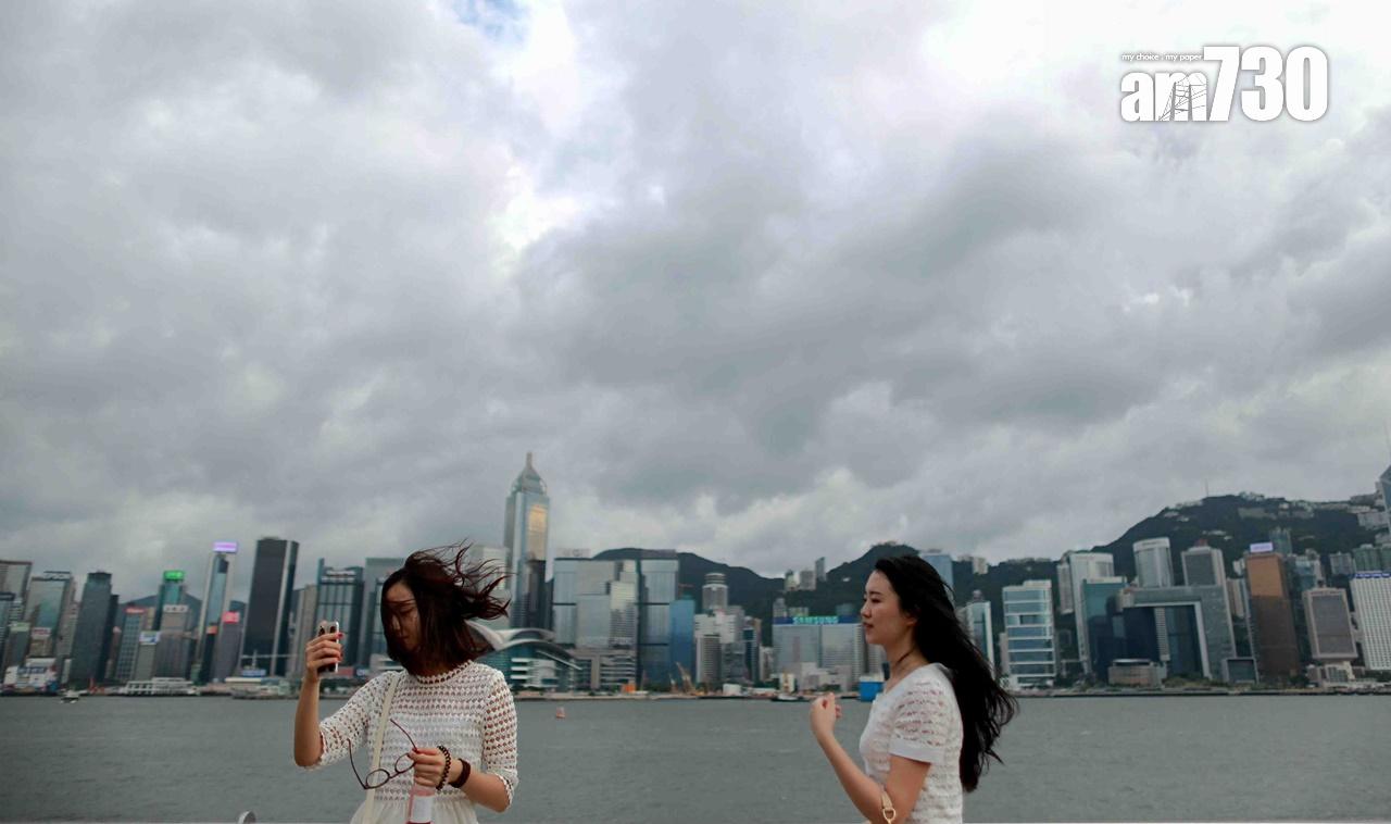 雷暴警告生效，今日間中有驟雨及幾陣狂風雷暴。(資料圖片)