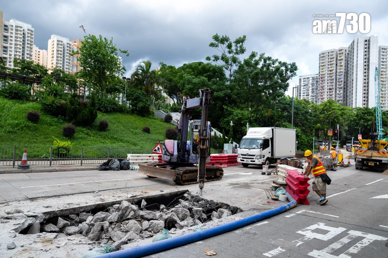 樂富鳳舞街路陷兩米深，驚現10米乘10米大坑。(林靄怡攝)