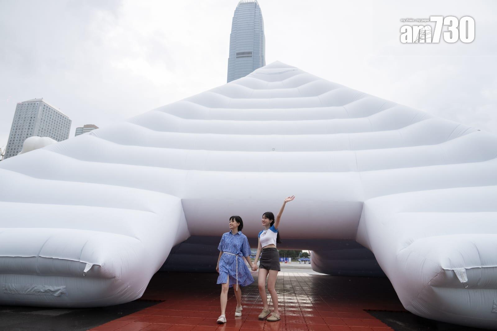 五大巨型充氣「世界奇蹟」聚集中環 (林靄怡攝)