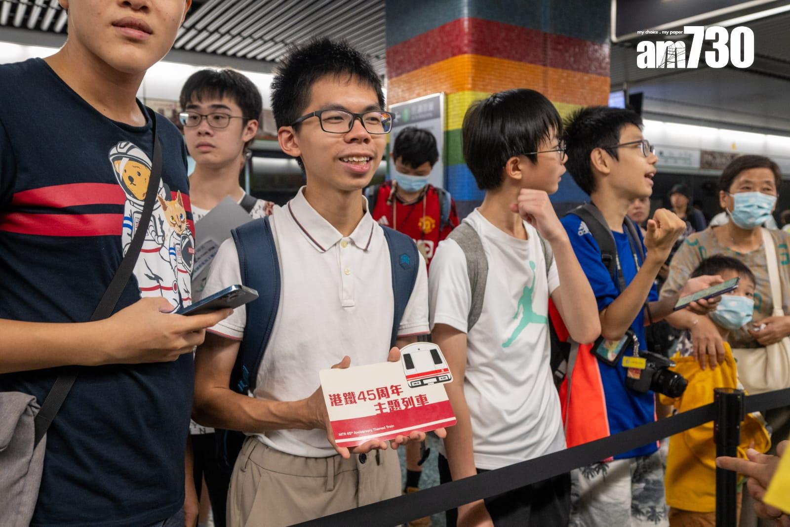 港鐵45周年首代白頭列車停彩虹站供打卡。(陳奕釗攝)