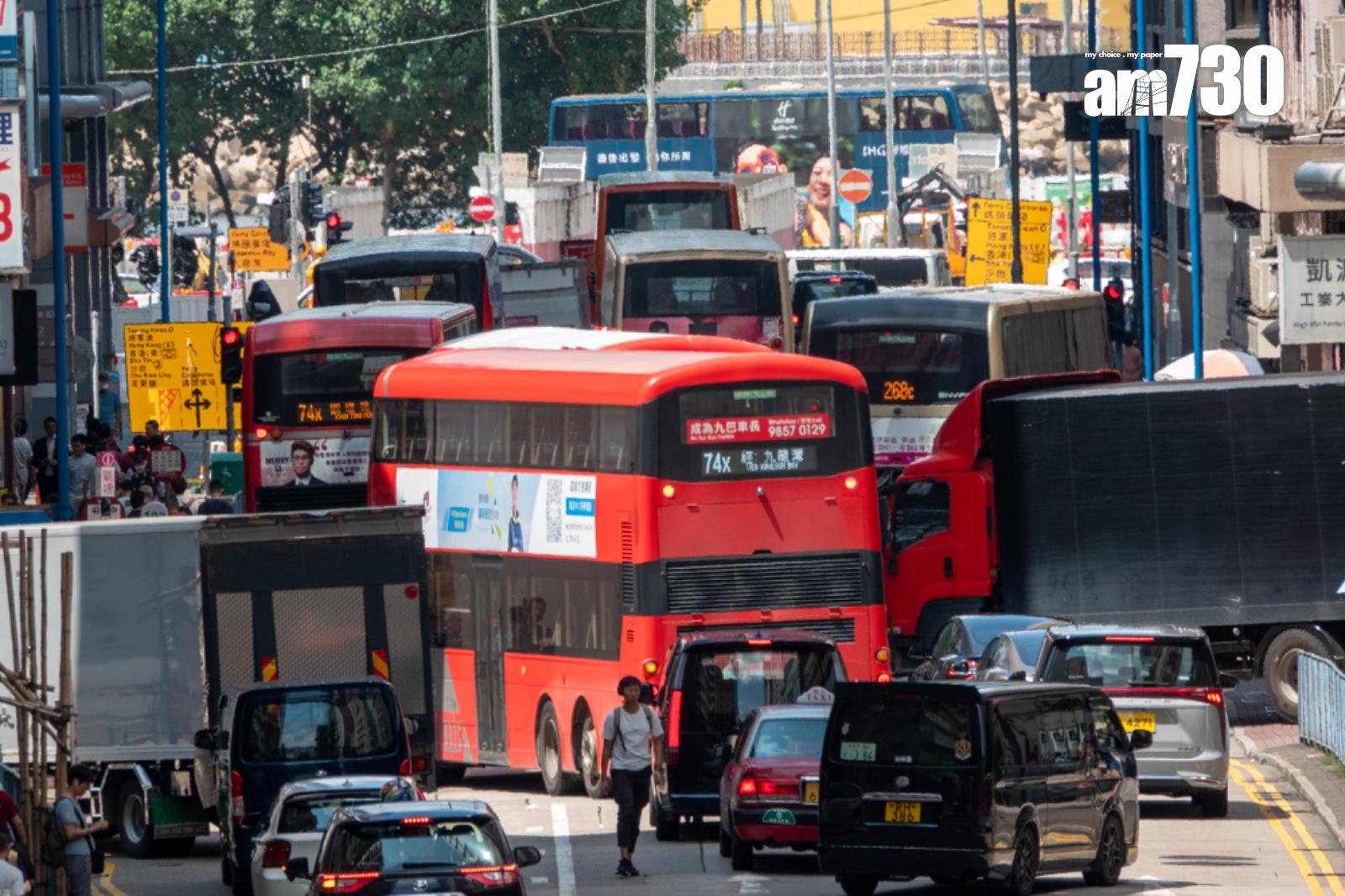觀塘偉業街和開源道迴旋處改為十字路口　首個上班日繁忙時間交通擠塞(陳奕釗攝)