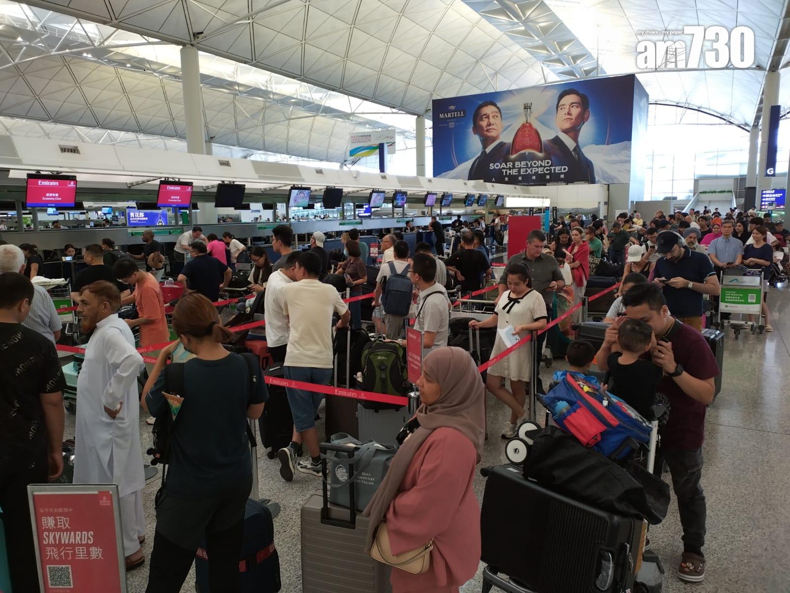 摩羯颱風｜機管局：38班航班取消 旅客關注組派發基本物資 (鍾式明攝)