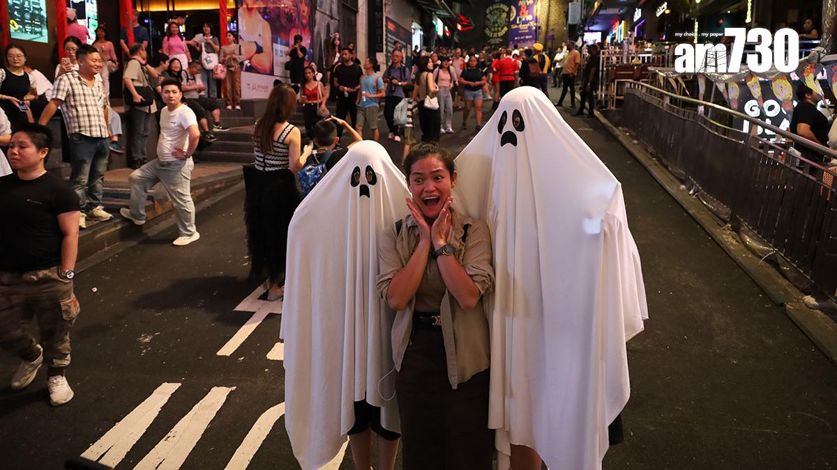 2024年萬聖節前的周末，不少市民應節「扮鬼扮馬」到蘭桂坊慶祝。(資料圖片／鍾式明攝)
