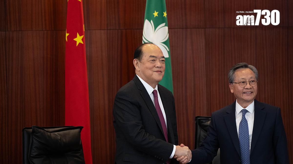 賀一誠(左)宣布明年澳門繼續派錢。(中通社)