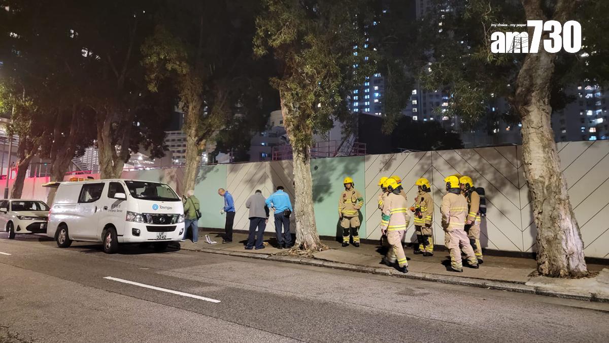 煤氣公司職員在場尋找洩漏位置。(鍾式明攝)