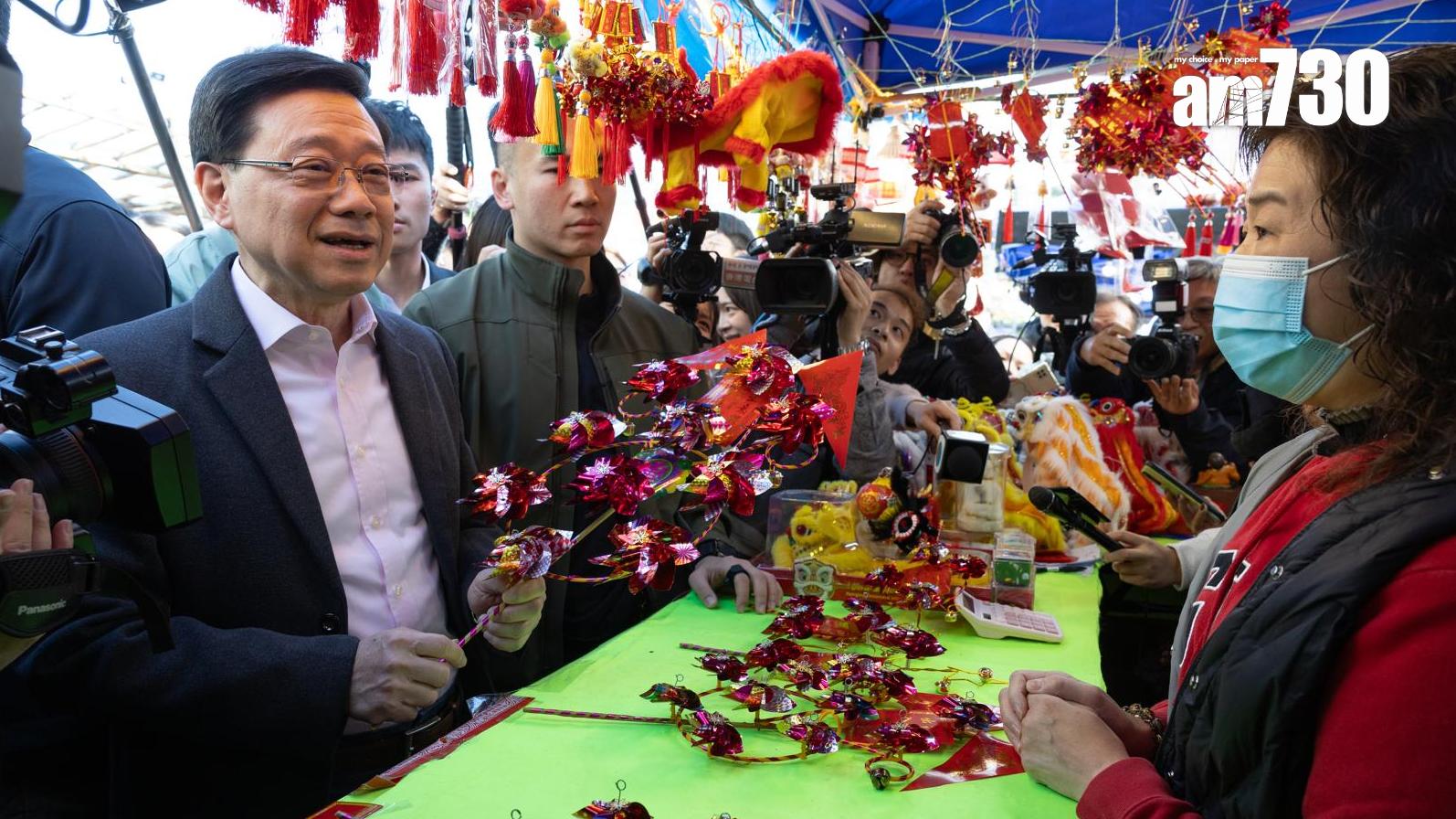 李家超落區到屯門年宵市場，買了劍蘭寓意奮勇向前(蘇文傑攝)