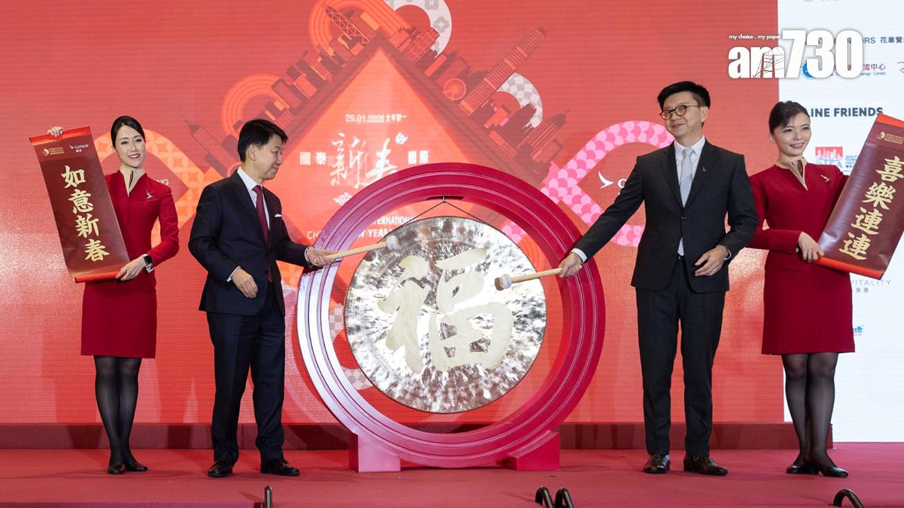 彭耀佳(左二)期望花車巡遊為蛇年賀歲盛事打響頭炮；右二為林紹波。(蘇文傑攝)