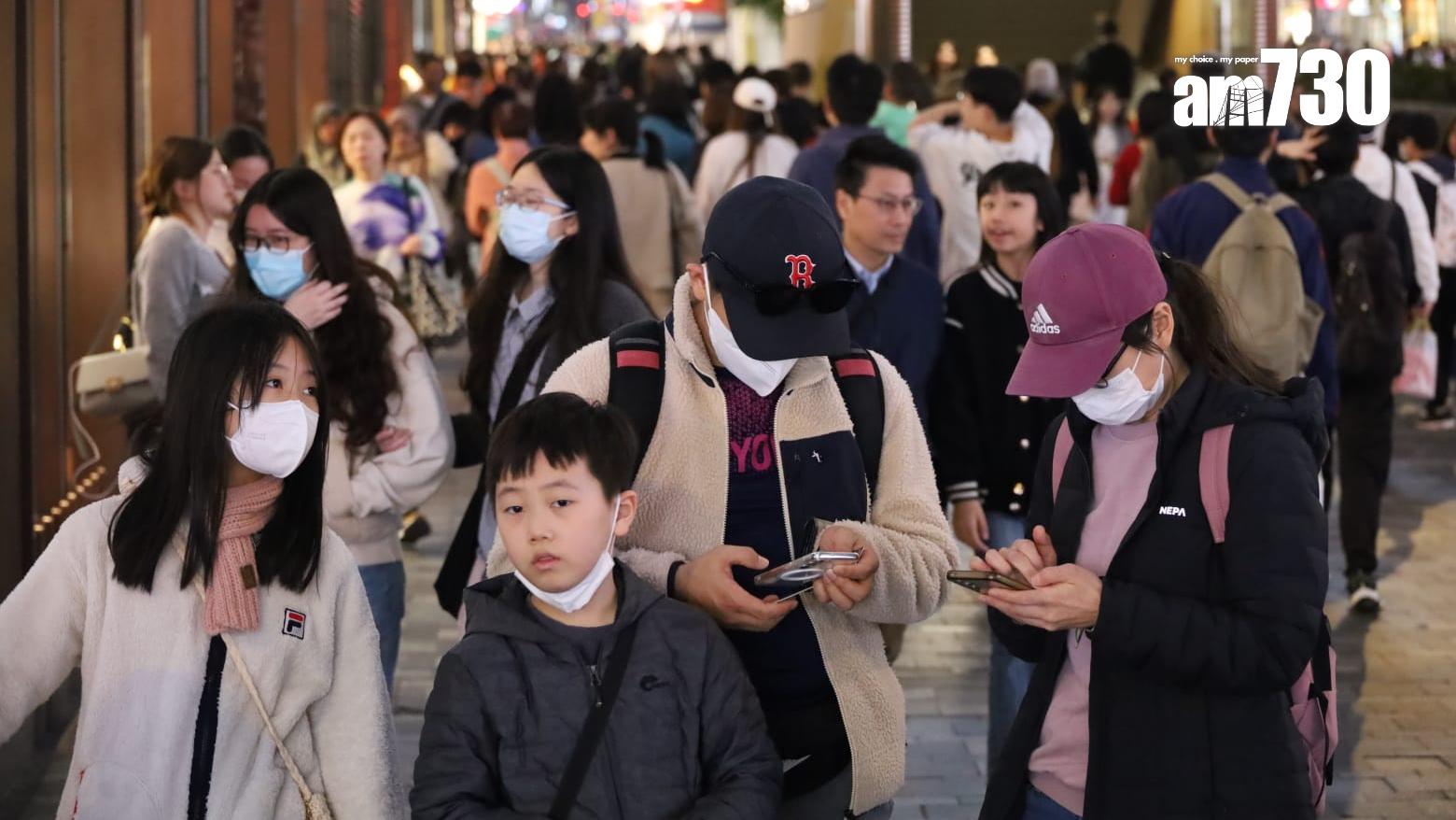 專家呼籲市民在人多擠迫地方佩戴口罩。(鍾式明攝)