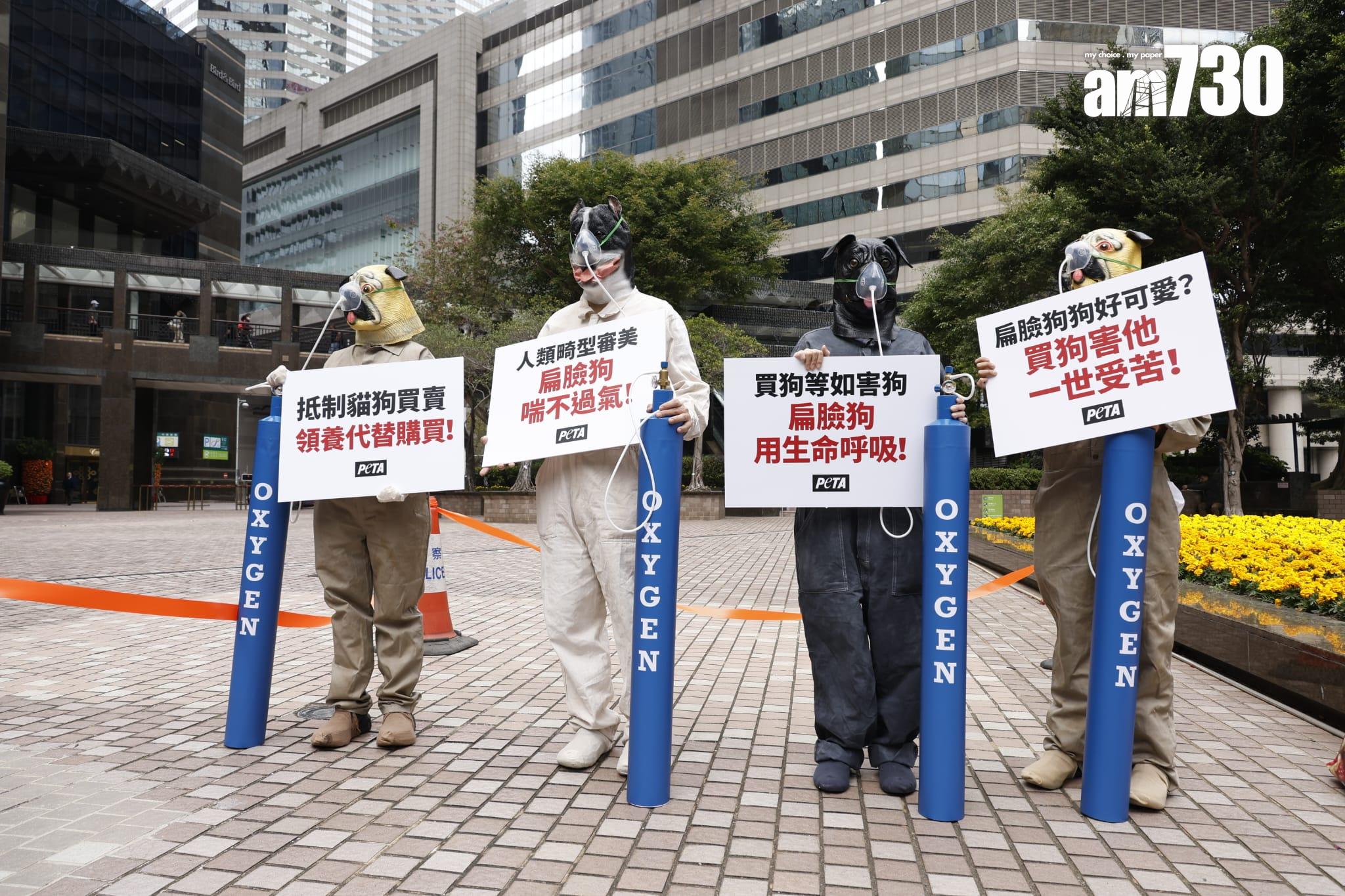 多名善待動物組織(PETA)支持者，聚集動物節會場外。(林俊源攝)