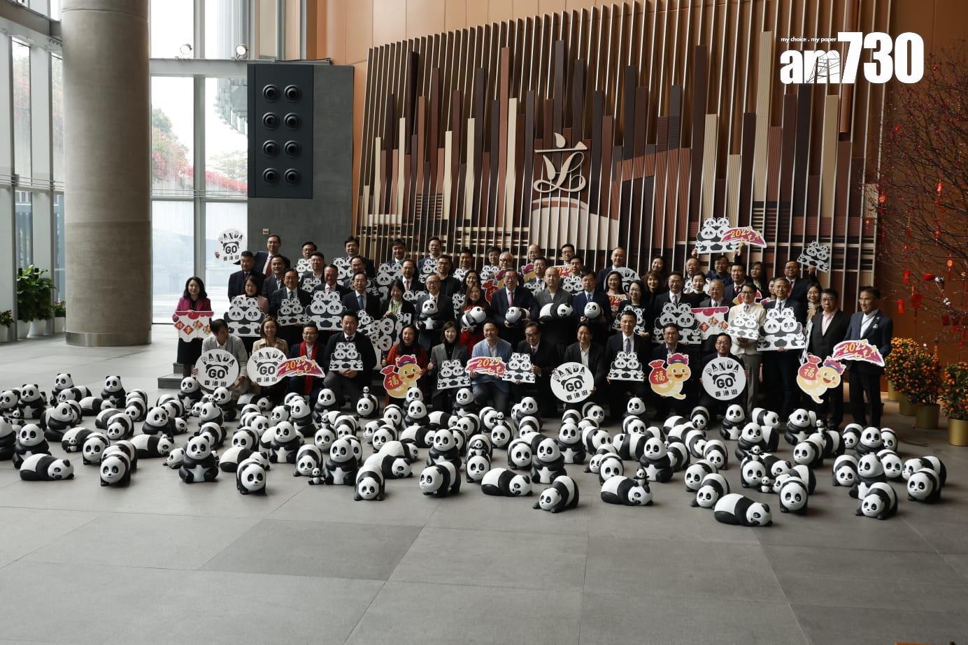 150隻熊貓雕塑今日起在立法會大樓地下大堂展出。(林俊源攝)