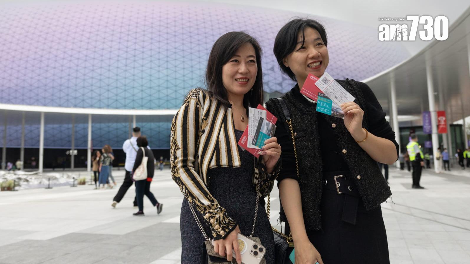 啟德體育園開幕禮今晚6時半舉行，市民陸續入場(蘇文傑攝)