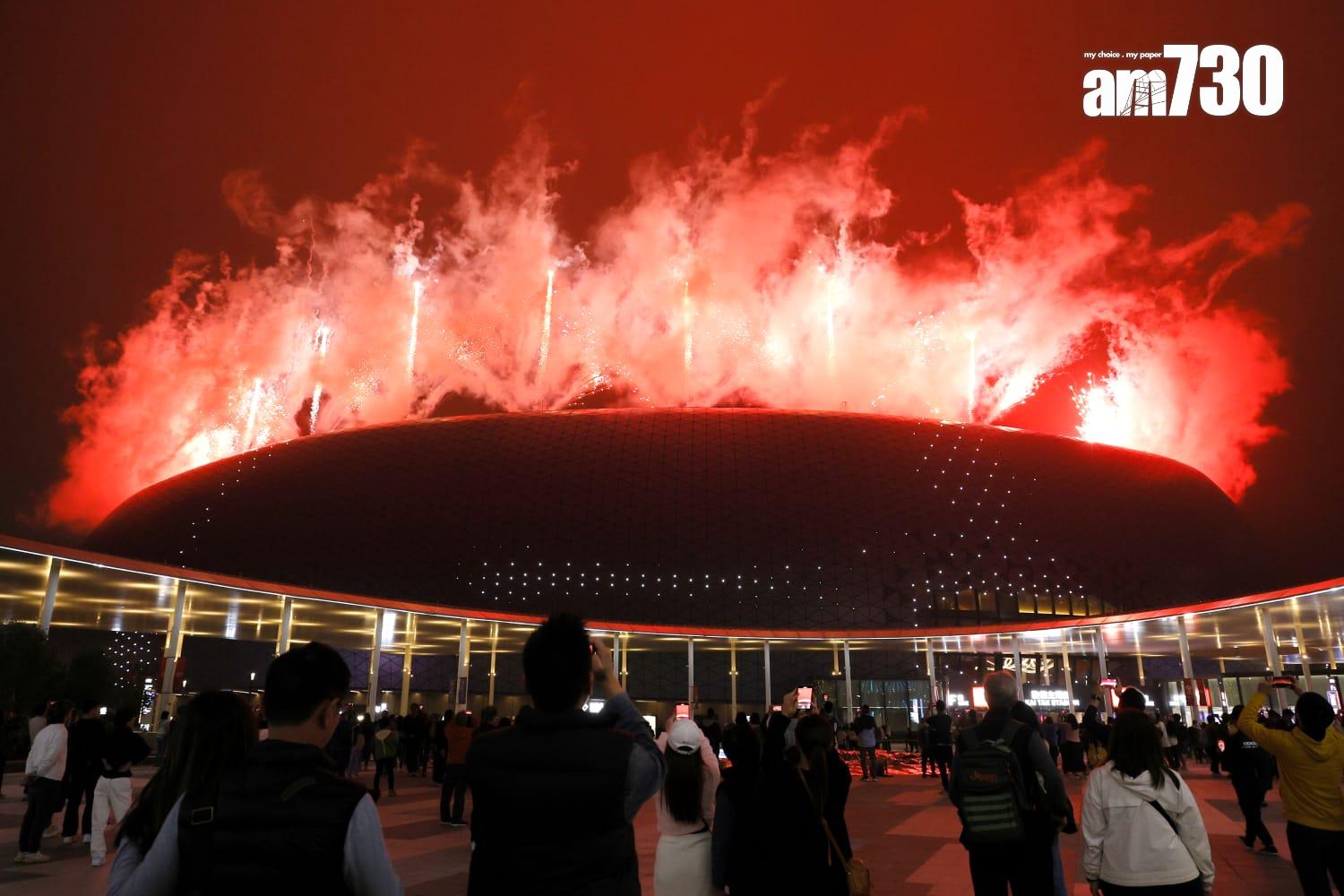 參與啟德體育園開幕禮的運動員及表演嘉賓在全運會吉祥物陪同下，在台上合唱歌曲「壯志驕陽」，結束典禮，並發放煙花。(蘇文傑攝)