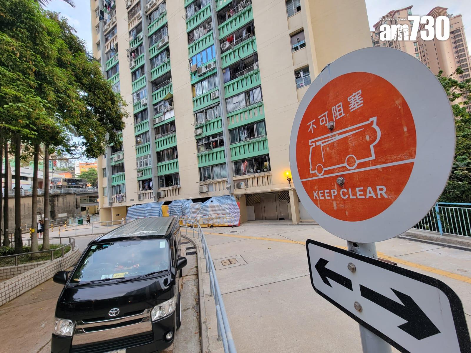 公屋緊急通道有車輛違泊，申訴專員籲阻塞即拖走。(鍾式明攝)