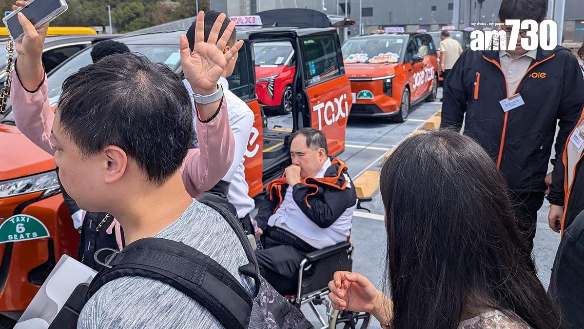 伍海山最終要坐輪椅返回大樓休息。(羅庸軒攝)