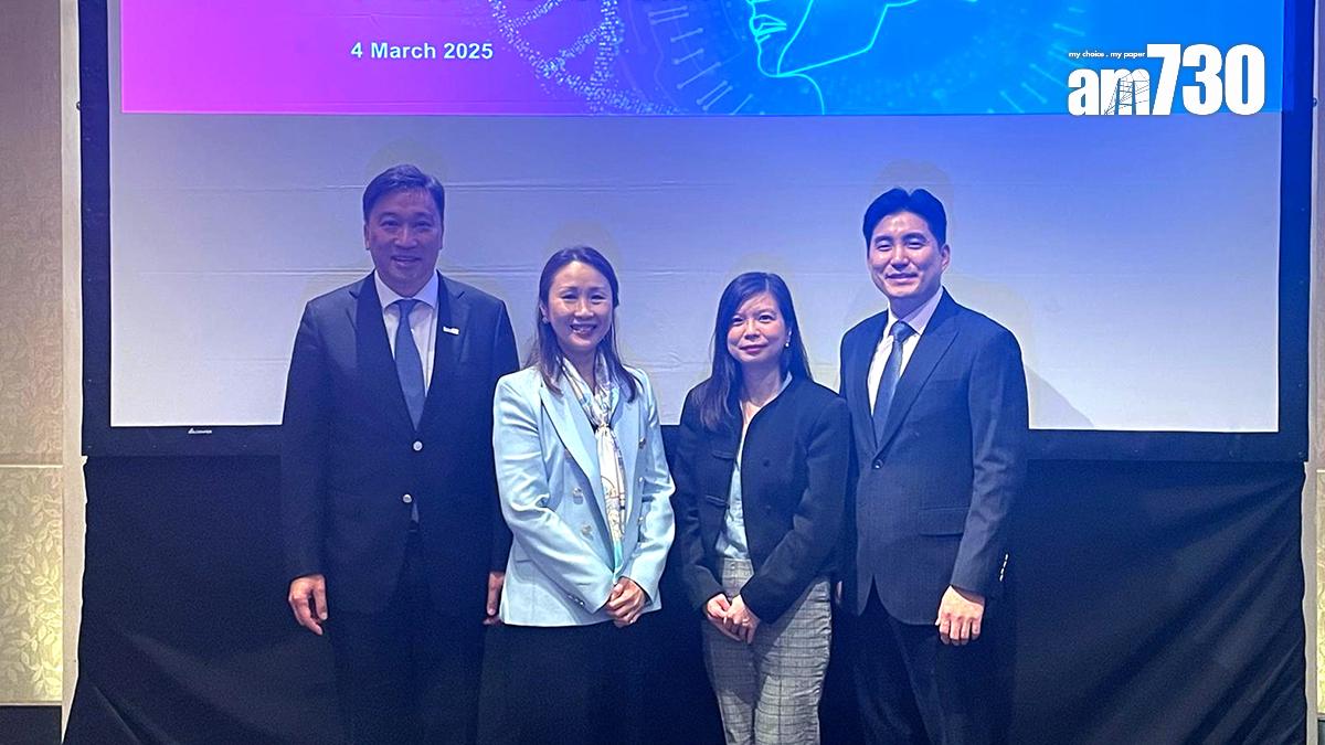 潘昭頣(左二)表示，患妊娠毒血症的孕婦死亡風險高兩倍。(陳家莉攝)