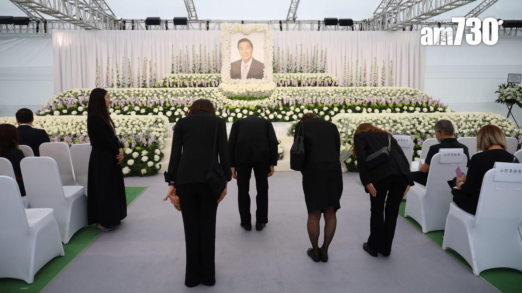 有市民到悼念區致意。(鍾式明攝)