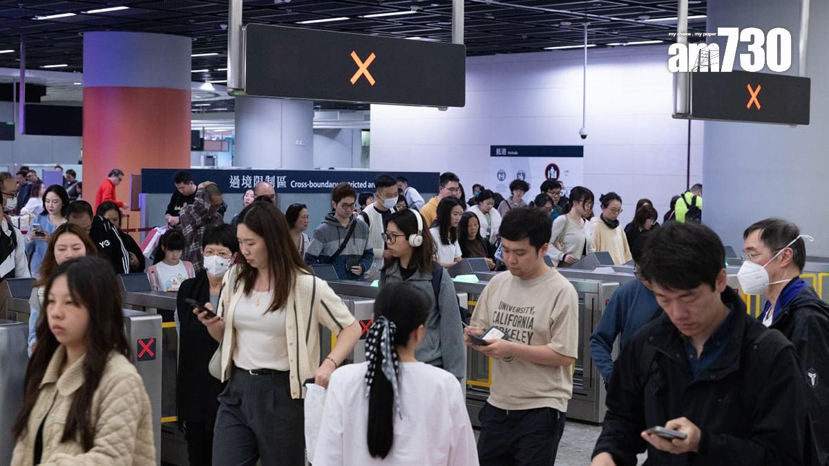 清明節小長假最後一日，中午過後市民陸續回港。(蘇文傑攝)