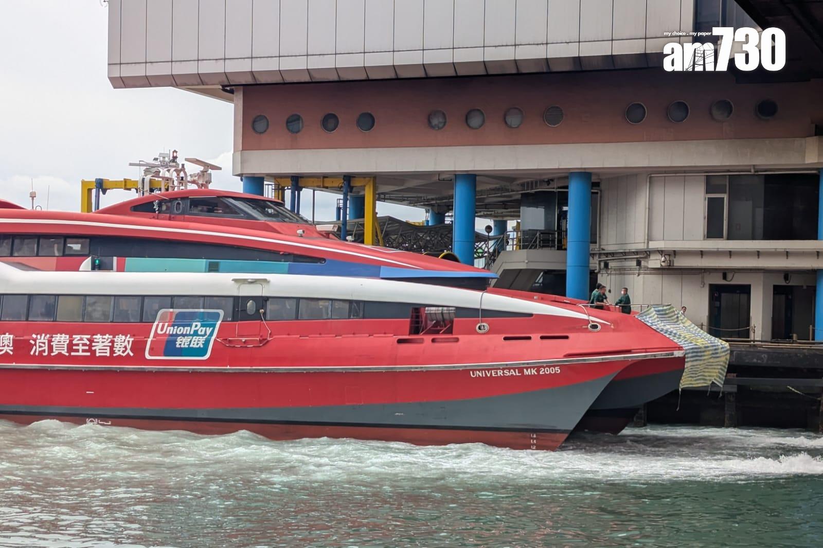 一艘由澳門返香港的噴射飛航客輪在上環信德中心碼頭泊岸時撞向岸邊。(羅庸軒攝)
