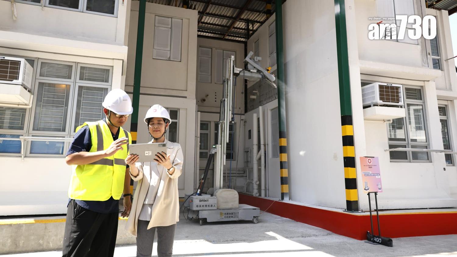 何永賢示範操作油漆機械人。(林俊源攝)