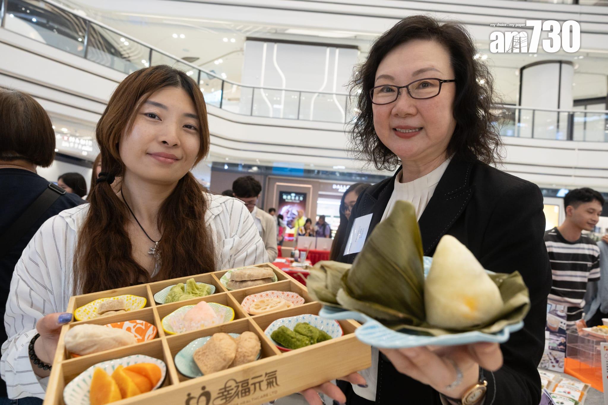 張玉珍(右)提到，公司推出了軟餐糉。(蘇文傑攝)