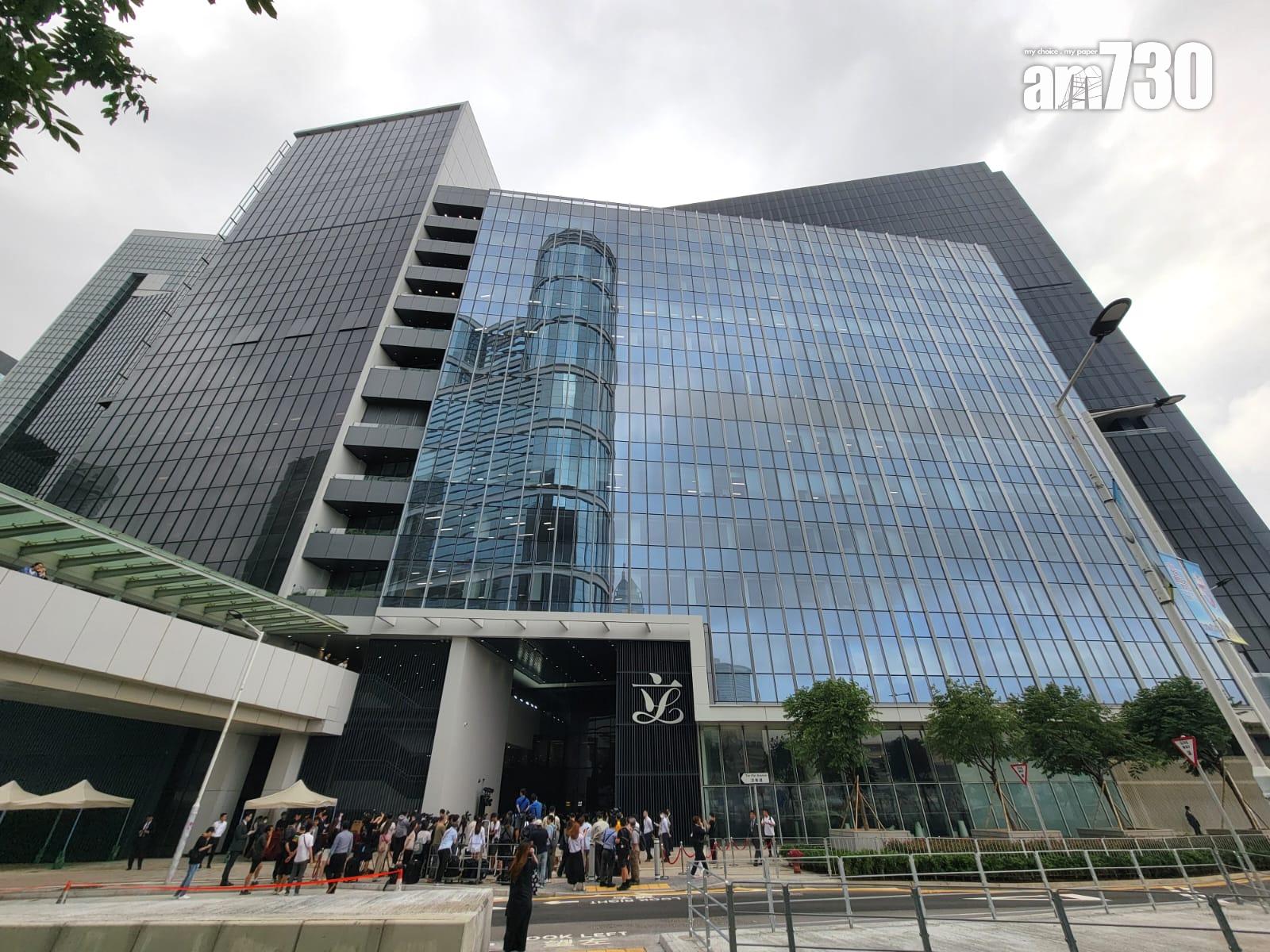 立法會大樓外牆「立」字增燈光系統，象徵五光十色發光發亮。(林俊源攝)