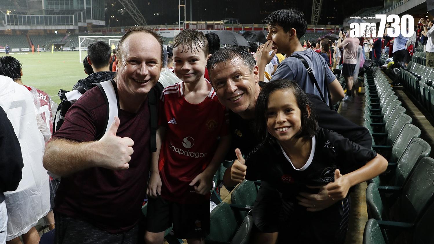 兩位外籍教師帶同多位學生入場，獲得多位球員簽名及合照。(《am730》記者攝)