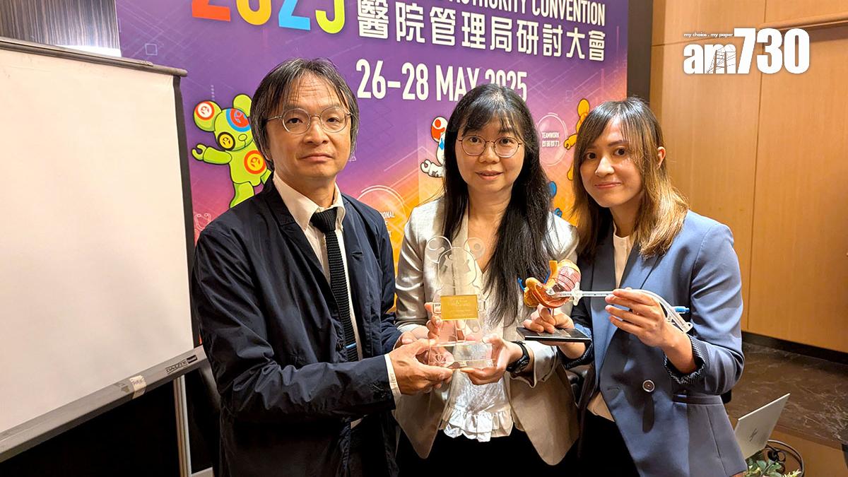 何志偉(左)表示，使用超聲波技術可更安全插入喉管，不會因此引致嚴重併發症；中為林嘉琪。(羅庸軒攝)