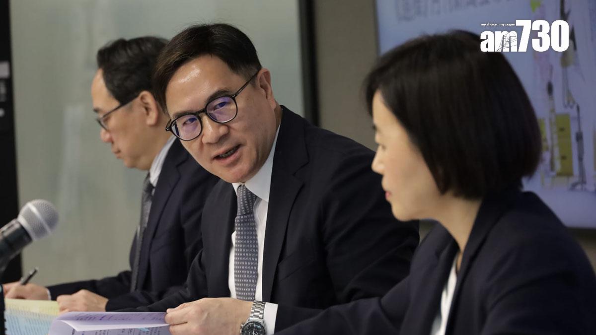 何應富(中)今日首次主持消委會記者會。(鍾式明攝)