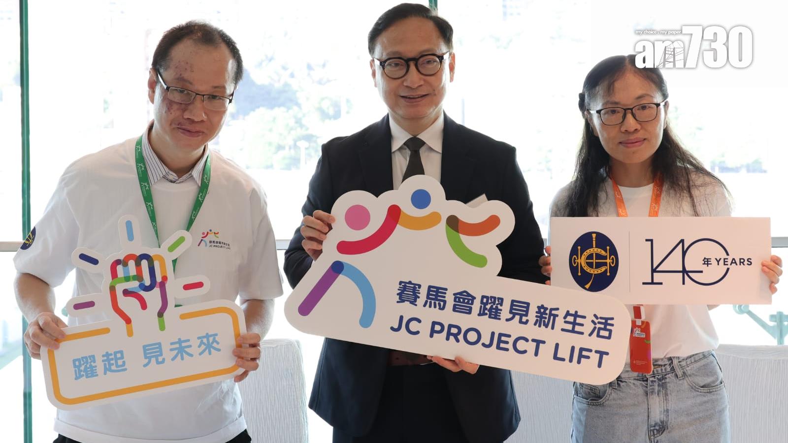 陳先生(左)和李蓮(右)分享參與計劃的感受；（中)計劃諮詢委員會召集人張雲正。(吳康琦攝)