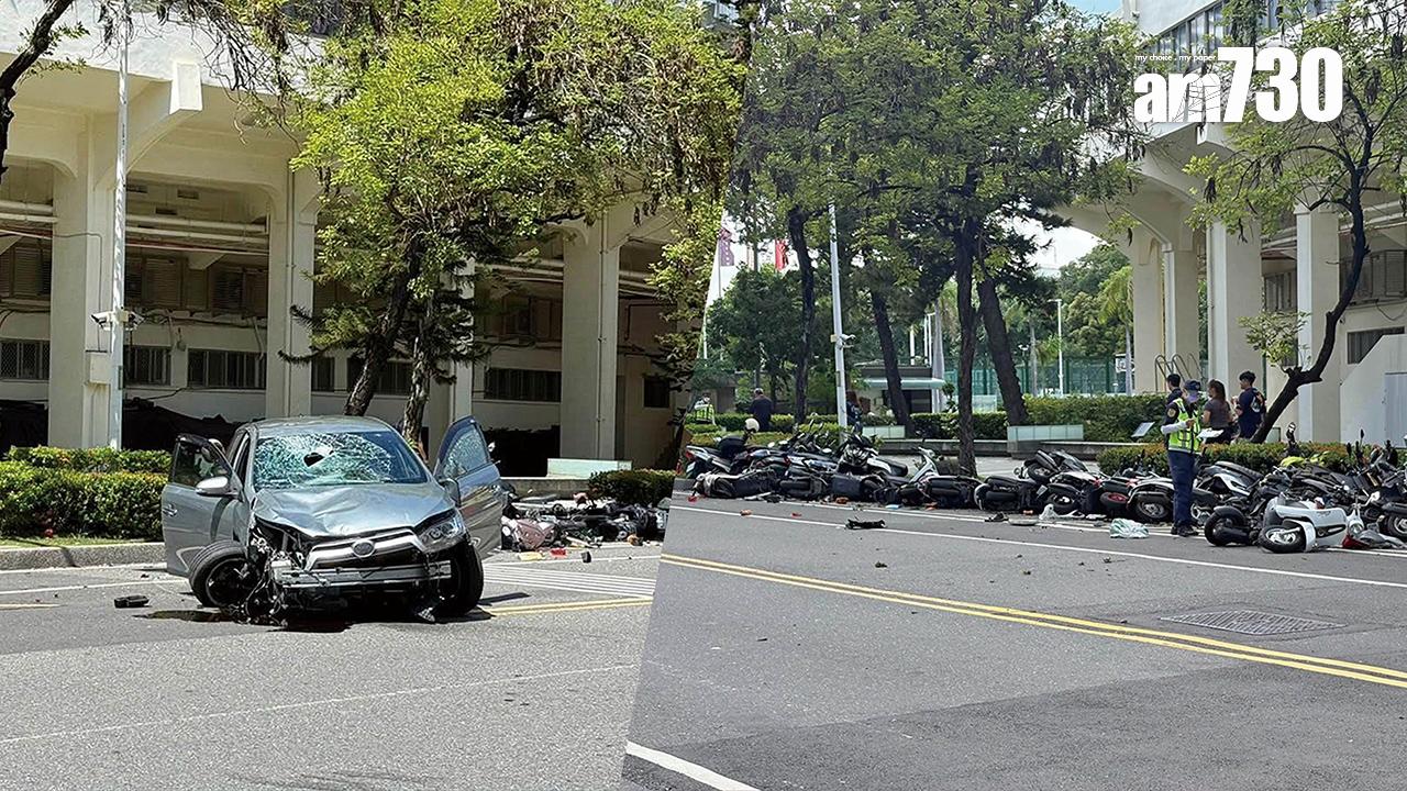 台南有私家車疑踩錯油門衝紅燈，直撞3人後再撞到泊在路邊的29輛電單車。(中通社)